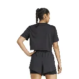 Camiseta deportiva Adidas We Min Tee color gris oscuro con logo blanco en el pecho.