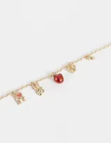 Pulsera dorada de cadena con dijes colgantes: manzana roja, herradura, cuentas doradas y dije ovalado.