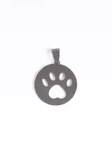 Dije circular plateado de acero quirúrgico con el calado de una huella de perro.