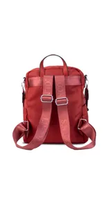 Mochila color beige combinada en tela impermeable y cuero sintético, con correa corta para usar como cartera. Incluye un bolsillo grande con cierre al frente y bolsillos laterales.