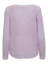 Sweater de punto color lila, con escote en V y mangas largas.