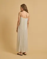Vestido largo color beige con brillo, de tirantes finos y corte amplio.