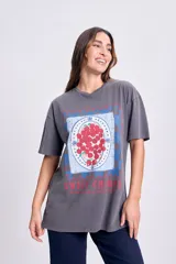 Remera gris oscuro de corte oversize y manga corta, con estampa de cerezas y texto "Sweet Cherry".