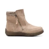 Bota corta color beige, con cierre lateral y detalle de tejido de punto en el tobillo.