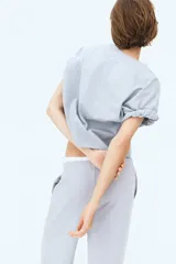 Pantalón de felpa celeste, de corte relajado con cintura elástica fruncida, bolsillos laterales discretos y piernas rectas.