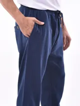Pantalón de jogging color beige con cintura elástica y cordón ajustable.