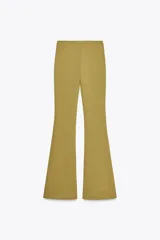 Pantalón negro de tiro alto confeccionado en tejido de punto elástico y flexible con trama compacta, mullida y opaca. Bajo acampanado.