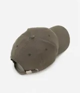 Gorro negro de algodón con visera curva y ajuste trasero.
