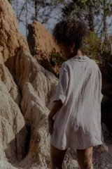 Camisa blanca de lino, de mangas cortas y corte holgado.