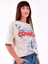 Remera color crema con estampado de Donald Duck jugando al tenis.