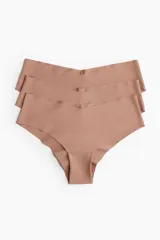 Pack de tres bombachas hipster color piel, de microfibra con cintura estándar en V, refuerzo interior y cobertura media en la parte de atrás. Ribetes cortados por láser para una sensación suave y mínima visibilidad bajo la ropa.