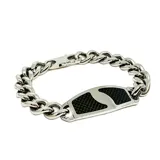 Pulsera de acero con medalla central de fibra de carbón, diseño resistente y moderno, ideal para uso diario.