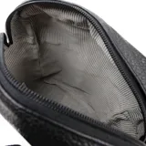 Bandolera negra de cuero con correa ancha de tela con el logo de la marca.