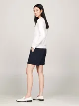 Sweater blanco de algodón y poliamida, con cuello en V y logo bordado en el pecho.