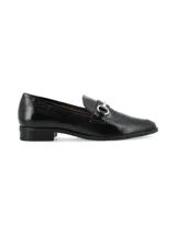 Zapato negro de estilo formal, con detalle de hebilla en la parte frontal.