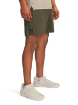 Short deportivo Under Armour modelo Tech de 7 pulgadas, color verde militar, con logo Under Armour negro en la pierna izquierda.