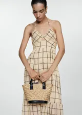 Vestido largo color crema con estampado de cuadros marrones, cuello halter y tirantes finos.