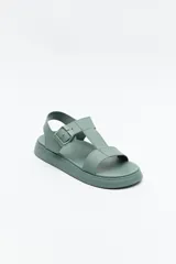 Sandalia baja color celeste con diseño de tiras anchas y hebilla lateral.