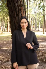 Blazer negro con hombreras discretas y botón central.