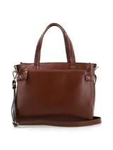 Cartera tipo shopper color crema, de cuero liso, con doble asa corta y correa larga extraíble. Tiene cierre principal, bolsillo externo con cierre, bolsillo interno con cierre y forro textil.