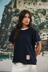 Remera azul marino de algodón con cuello redondo blanco y mangas cortas con bordado blanco.