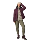 Campera Columbia Joy Peak II Full Zip color borgoña, con forro térmico reflectante Omni-Heat Infinity, tecnología Omni-Shield para repeler la humedad, aislamiento Thermator de poliéster reciclado, cuello forrado de felpa, protección de barbilla, bolsillos con cremallera, bolsillo interior de seguridad y puños cómodos con orificios para los pulgares.