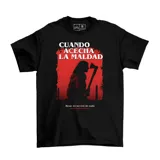 Remera negra con estampado de la película de terror 'Cuando Acecha la Maldad'.