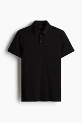 Chomba negra de piqué de algodón, corte slim fit, con cuello clásico y tapeta de dos botones. Marca H&M.