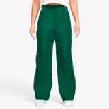 Pantalón largo deportivo Nike Sportswear Windrunner High-Rise de mujer, color verde con detalles en blanco.