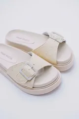 Sandalias negras de plataforma con hebilla ajustable y suela track.