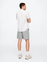 Short de hombre color azul marino, corte recto y largo a la rodilla.