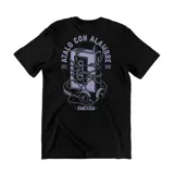 Remera negra de algodón con estampa en la espalda de un reproductor de cassette y auriculares envueltos en alambre.