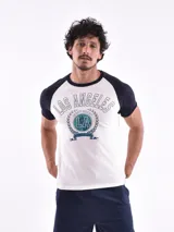 Remera gris con mangas raglán negras y estampado frontal con texto "California Westcoast" y raquetas de tenis.