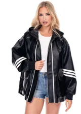 Campera negra de cuero sintético con capucha oversize, cierre frontal y detalles de franjas blancas en las mangas y a lo largo del cierre. Cuenta con bolsillos frontales con solapa y puños elásticos.