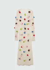 Vestido largo de tejido de punto calado color crudo, con detalles de flores multicolores y escote en V con cierre de lazo. Diseño entallado y mangas largas.