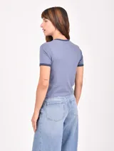 Remera negra de manga corta con cuello redondo y un estampado frontal grande con el número "89" en un patrón de cuadros grises y blancos. Debajo del número se lee "THE CREW EST. 2014".