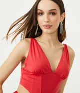 Blusa corta sin mangas color rojo, con escote en V y diseño tipo corset.