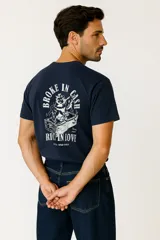 Remera blanca de algodón con estampado de texto negro "it will get better", de corte holgado y cuello redondo.