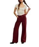 Jean blanco de corte recto y tiro alto, con bolsillos laterales y traseros.