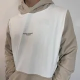 Canguro con capucha color marrón y beige, con logo bordado en el pecho y bolsillo tipo canguro.
