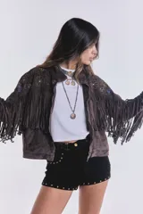 Campera marrón de gamuza sintética con flecos en el pecho y mangas, bordado de flores en el frente y cierre frontal con cremallera.