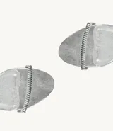 Sandalias plateadas con tiras finas y detalle de strass.