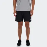 Short de running negro, con forro interior y logo New Balance en la pierna derecha. Presenta bolsillos laterales y un bolsillo trasero con cierre.