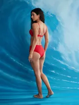 Conjunto de bikini rojo con corpiño tipo strapless con aro y bombacha de tiro alto.