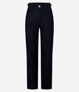 Pantalón de jeans azul oscuro, de corte recto, con cierre tradicional, trabillas en la cintura y hebilla lateral.