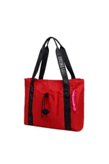 Cartera tote bag roja de Las Oreiro, con asas negras estampadas con el logo de la marca. Tiene un cordón ajustable en la parte frontal con un dije de labios negros y la inscripción "Our Love". Incluye un cordón decorativo rosa en el lateral.