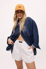 Short a rayas verticales color verde agua y blanco, con cintura elastizada y cordón ajustable.