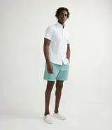 Camisa de hombre de manga corta, color blanco, con cuello abotonado y corte slim fit.