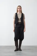 Remera de manga corta color beige claro, confeccionada en tejido acanalado elástico, con cuello redondo.