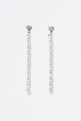 Caravanas largas de color negro con diseño de corazones en cascada. Presentan una serie de cristales facetados en forma de corazón engarzados en una estructura de acero inoxidable con acabado metálico oscuro y cierre a presión.